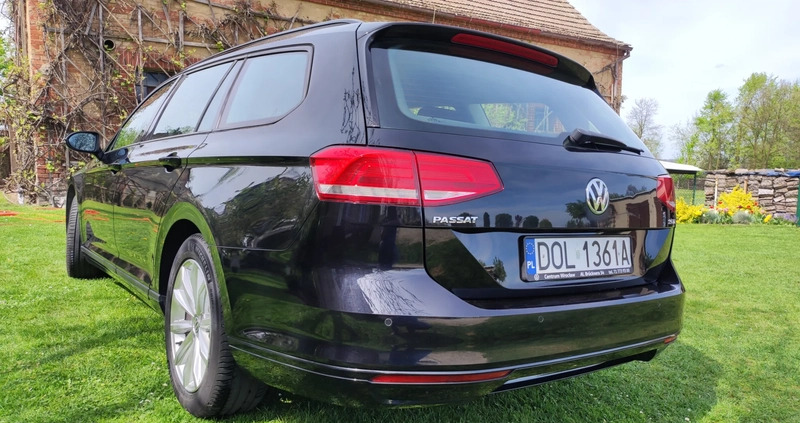 Volkswagen Passat cena 55900 przebieg: 307000, rok produkcji 2017 z Syców małe 137